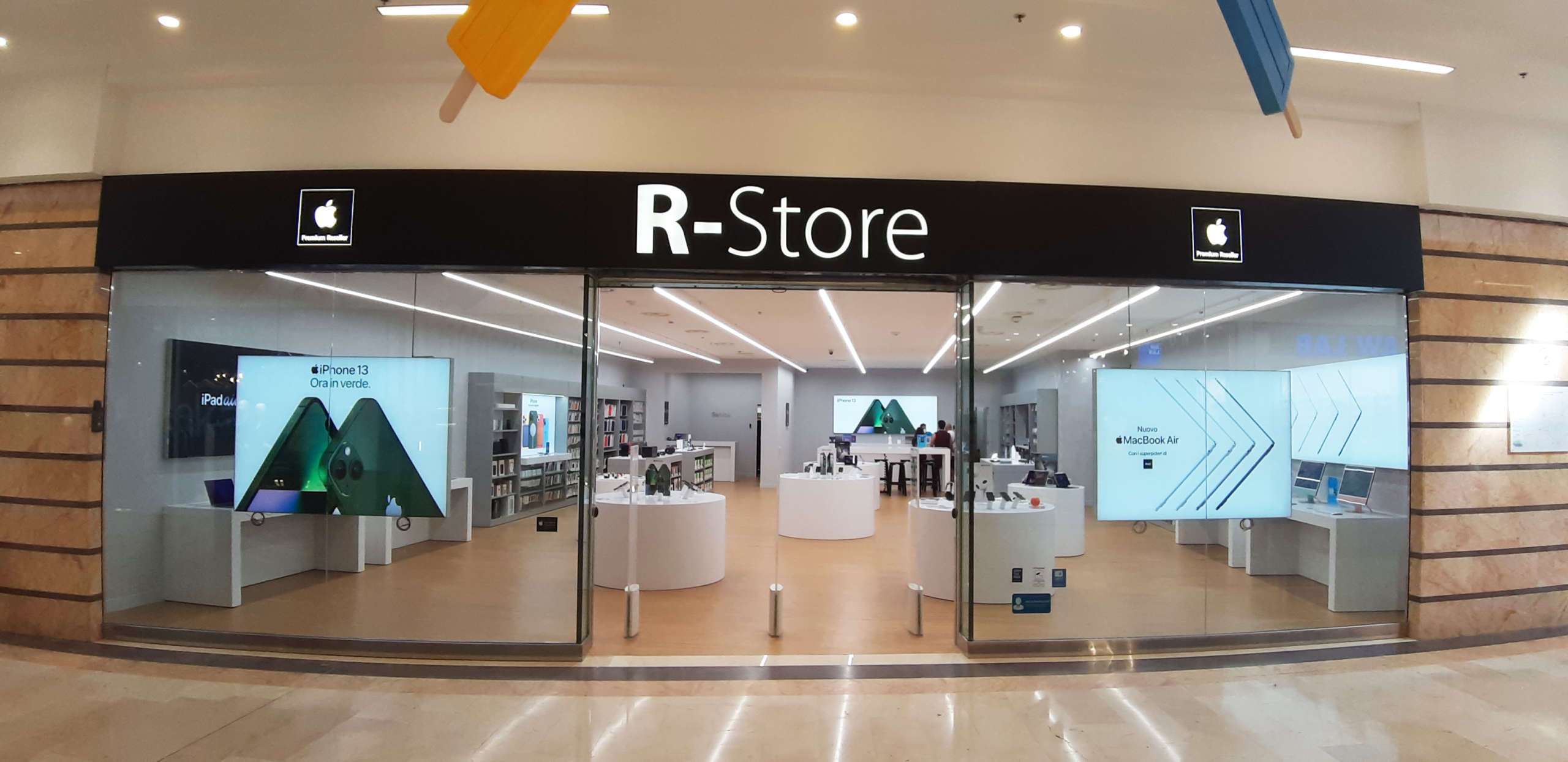 r-store-vetrina
