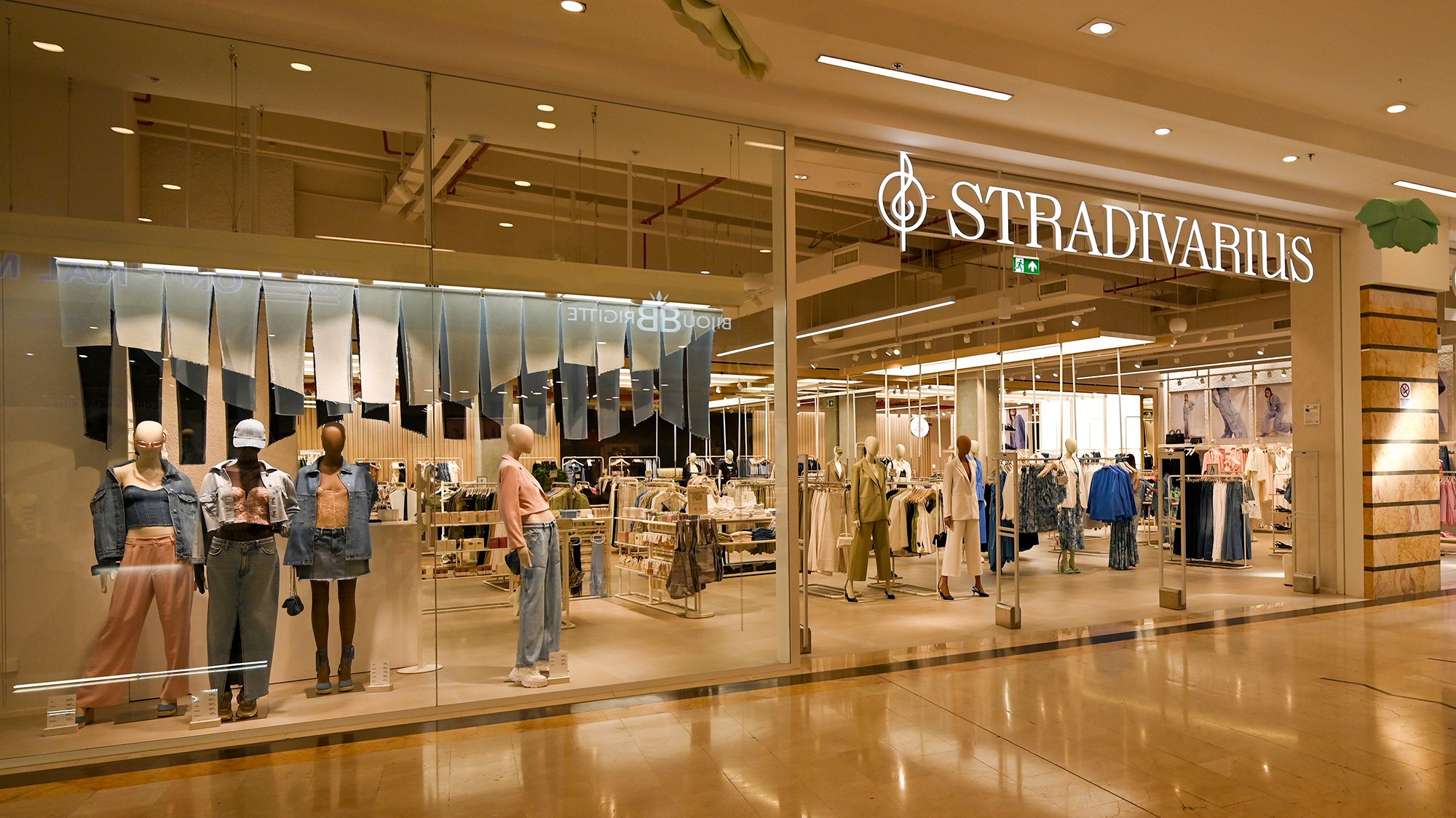 stradivarius-maximall-pontecagnano-vetrina